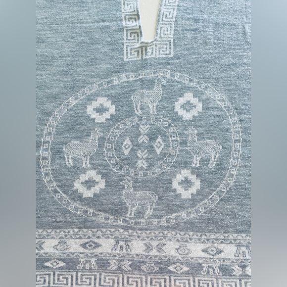 Alpaca Wool Blend Travel Poncho Cardigan Sweater Wrap Llama REVERSIBLE Grey - Picture 4 of 5